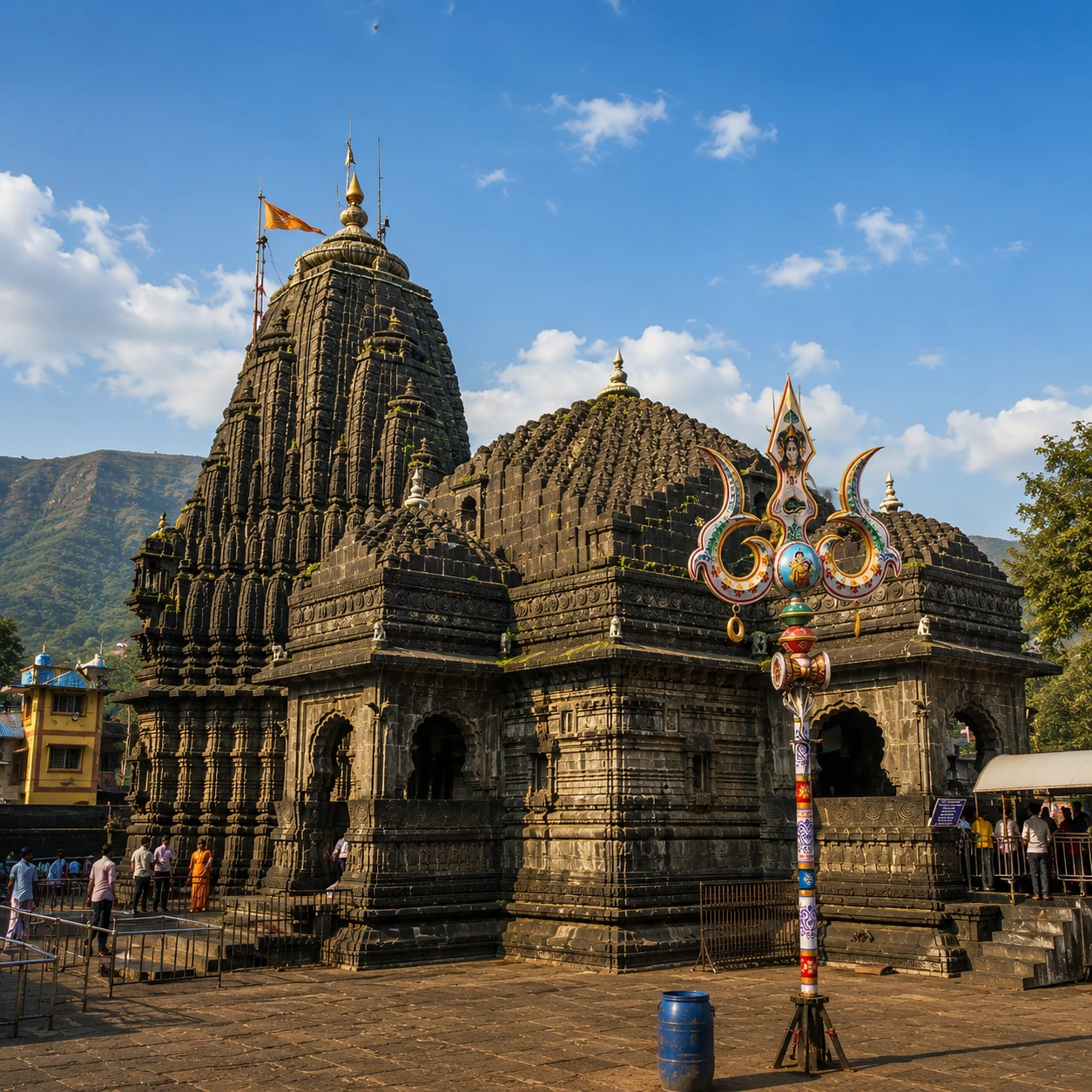 त्र्यंबकेश्वर मंदिर, ब्रह्मगिरि पर्वत और गोदावरी उद्गम क्षेत्र का पवित्र दृश्य