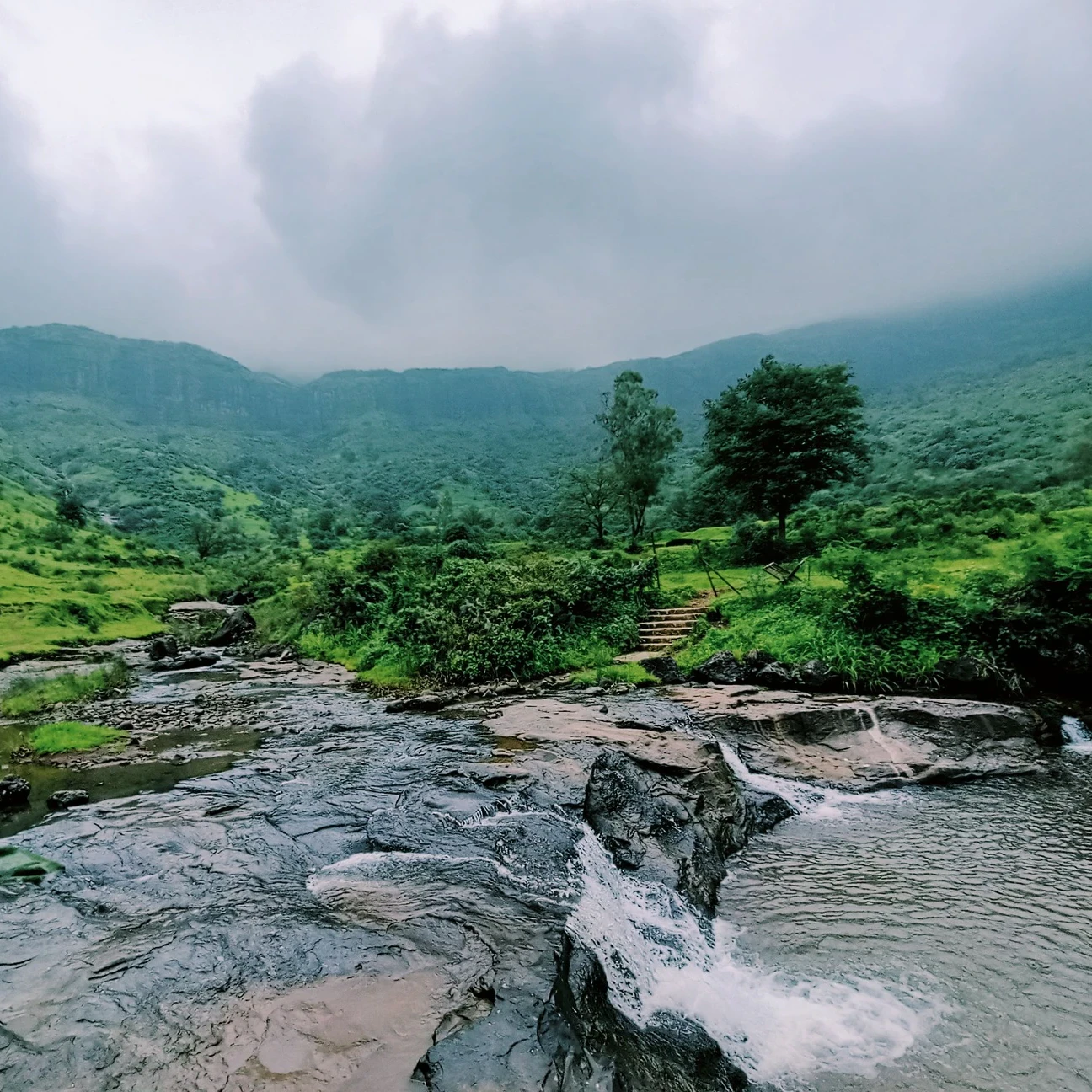 त्र्यंबकेश्वर के ब्रह्मगिरि पर्वत से निकलती पवित्र गोदावरी नदी का दिव्य दृश्य