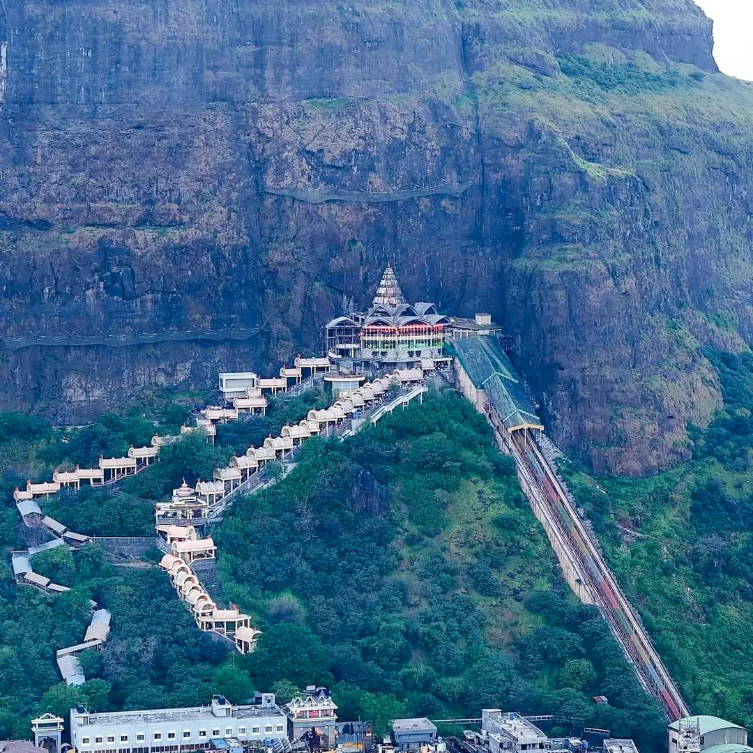 सह्याद्रि पर्वतमाला में स्थित सप्तशृंगी देवी मंदिर और प्राकृतिक सौंदर्य का आकर्षक दृश्य