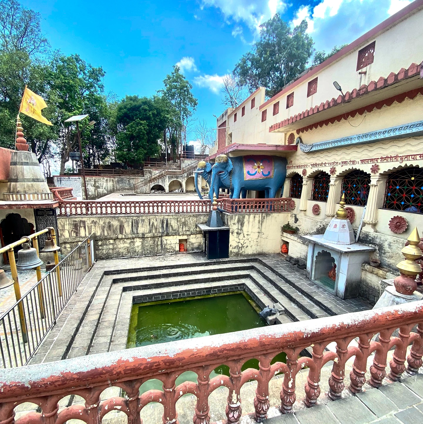 सह्याद्री पर्वतमाला में स्थित ऐतिहासिक कावनई किले का दृश्य