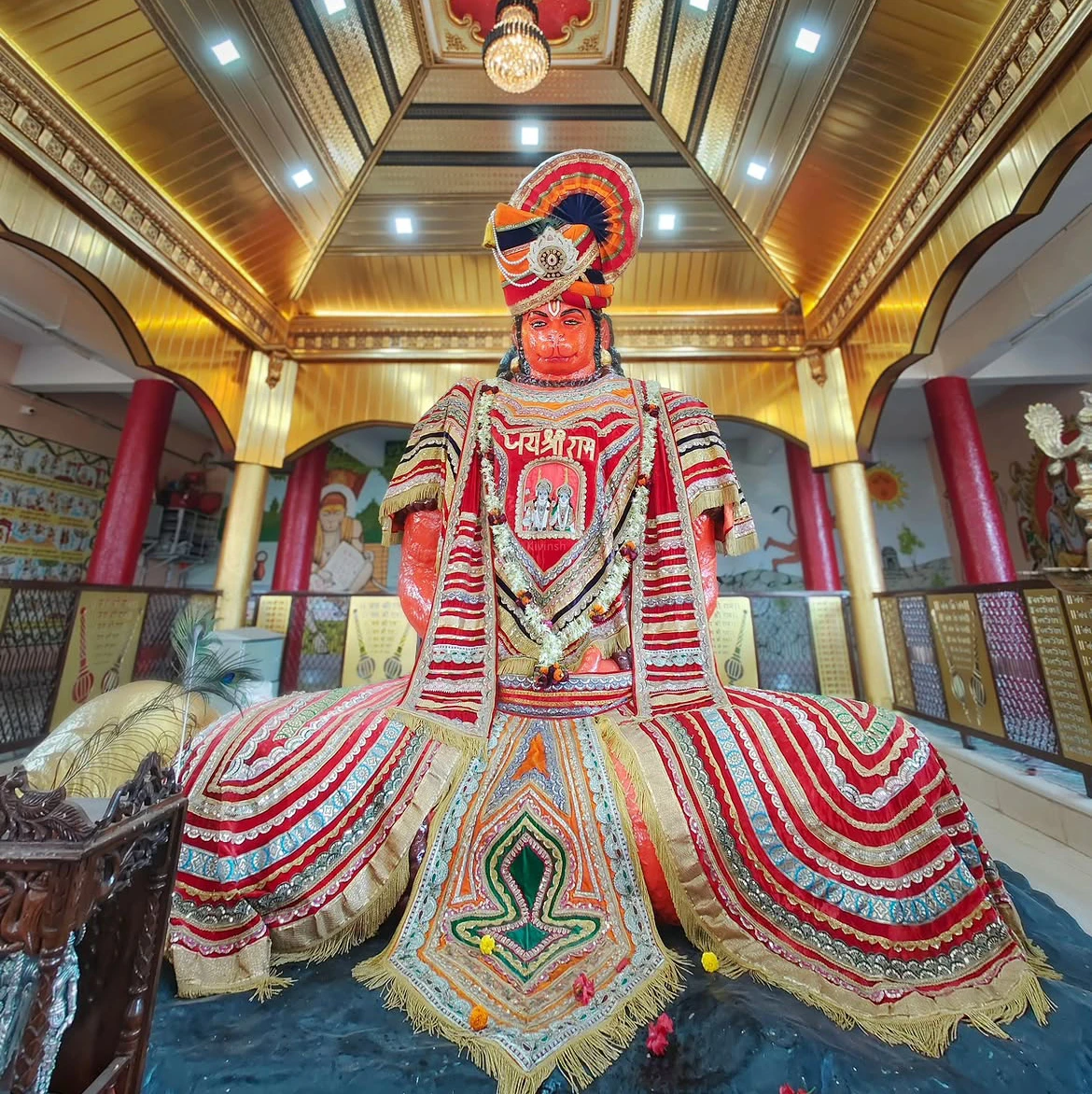 सह्याद्री पर्वतमाला में स्थित अंजनेरी पर्वत और प्राचीन मंदिर का मनोहारी दृश्य
