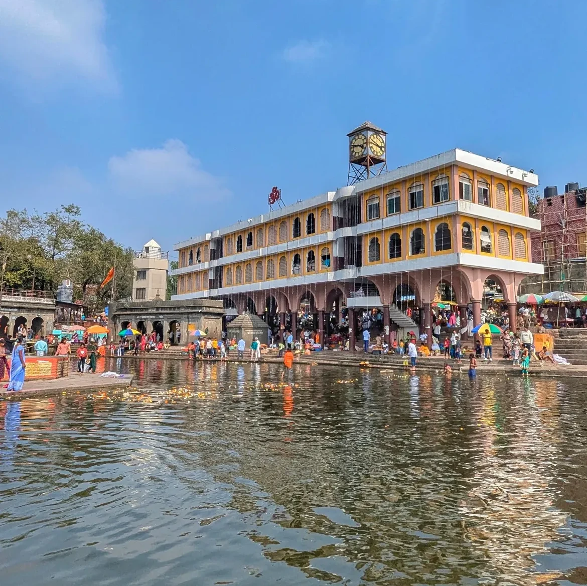पंचवटी में भगवान श्रीराम, लक्ष्मण और शूर्पणखा की पौराणिक कथा का चित्रण