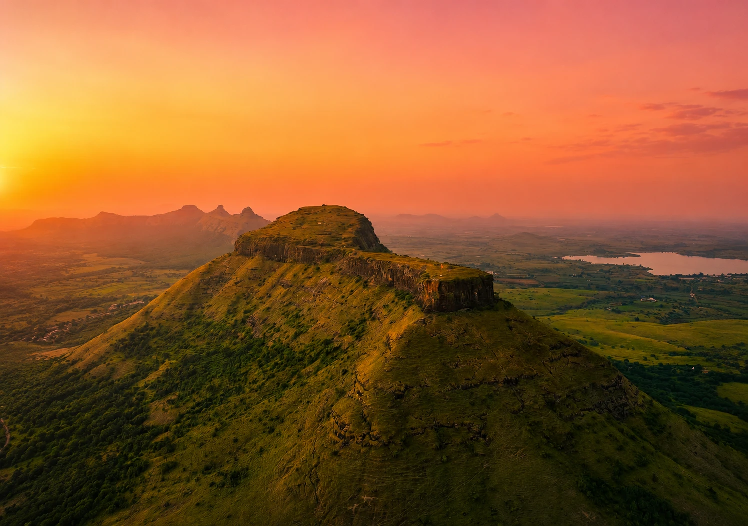 कावनई से हरिहरगढ़ तक नासिक की ट्रेकिंग विरासत का सुंदर पर्वतीय दृश्य