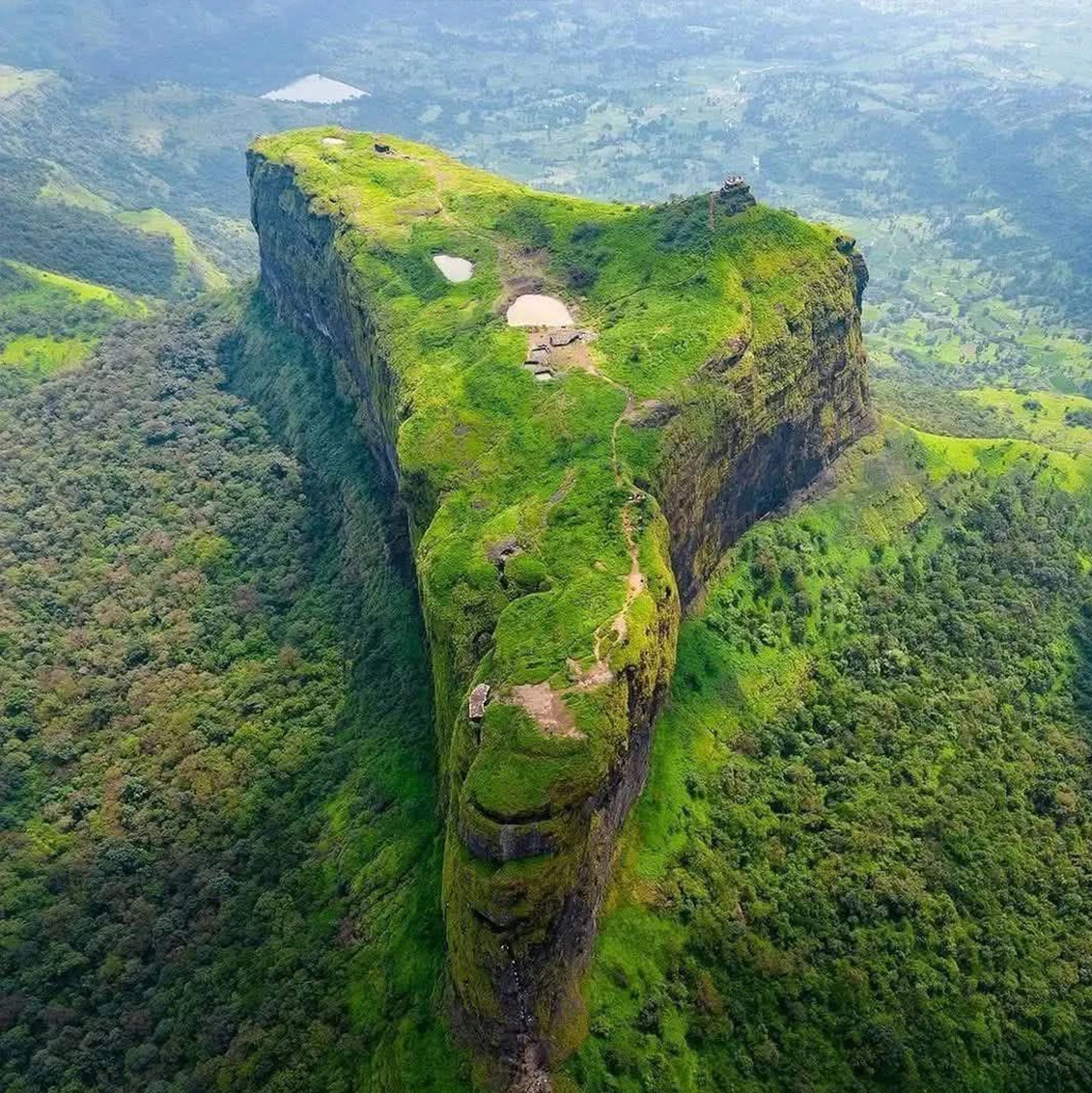 हरिहरगढ़ किले की प्रसिद्ध सीढ़ियाँ और नासिक की ट्रेकिंग विरासत